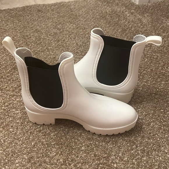 🍄 White Chelsea Boots - Picture 3 of 10